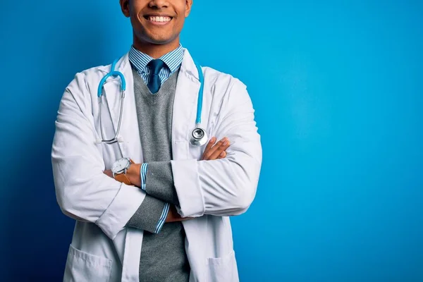 Guapo Afroamericano Médico Hombre Con Abrigo Estetoscopio Sobre Fondo Azul — Foto de Stock