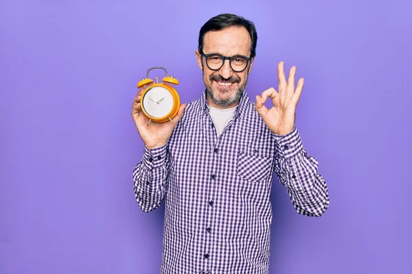 Homem Meia Idade Usando Óculos Segurando Relógio Alarme Vintage Sobre — Fotografia de Stock