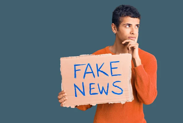 Junger Afrikanisch Amerikanischer Mann Mit Fake News Banner Ernstes Gesichtsdenken — Stockfoto