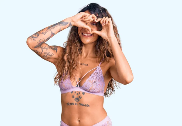 Ung Latinamerikansk Kvinna Med Tatuering Bär Underkläder Gör Hjärtform Med — Stockfoto