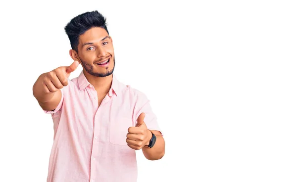 Schöner Lateinamerikanischer Junger Mann Lässigem Sommerhemd Der Zustimmend Positive Gesten — Stockfoto