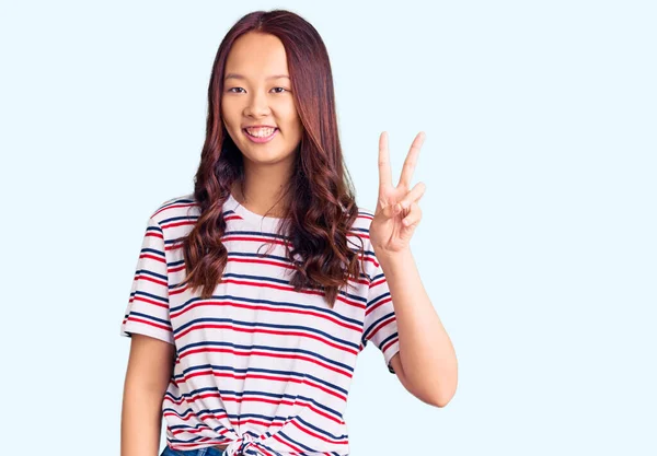 Молодая Красивая Китайская Девушка Повседневной Одежде Улыбается Счастливым Лицом Подмигивая — стоковое фото