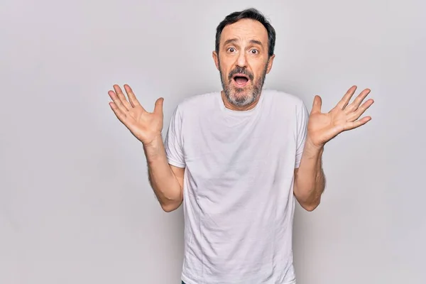 Hombre Guapo Mediana Edad Con Camiseta Casual Pie Sobre Fondo — Foto de Stock