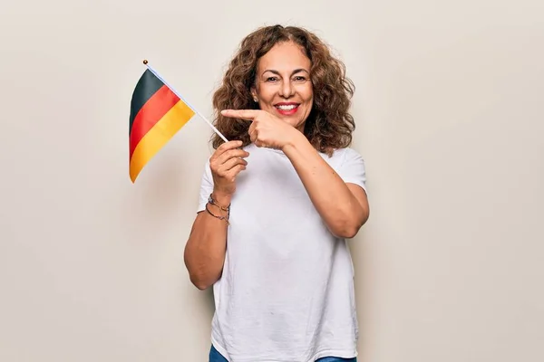 Střední Věk Krásná Vlastenecká Žena Drží Německou Vlajku Nad Izolované — Stock fotografie