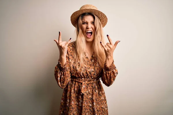 Jovem Mulher Loira Bonita Vestindo Vestido Verão Chapéu Sobre Fundo — Fotografia de Stock