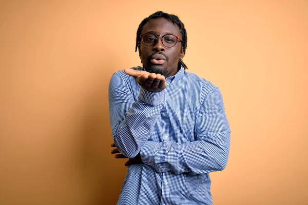 Joven Hombre Afroamericano Guapo Usando Camisa Gafas Sobre Fondo Amarillo — Foto de Stock