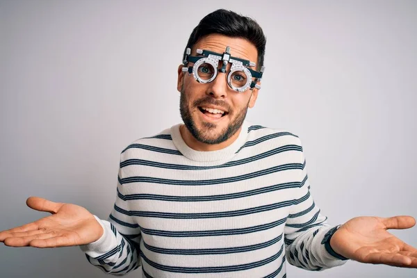 Homem Bonito Jovem Com Barba Vestindo Óculos Optometria Sobre Fundo — Fotografia de Stock