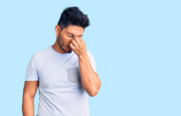 Knappe Latijn Amerikaanse Jongeman Casual Kleding Vermoeid Wrijven Neus Ogen — Stockfoto