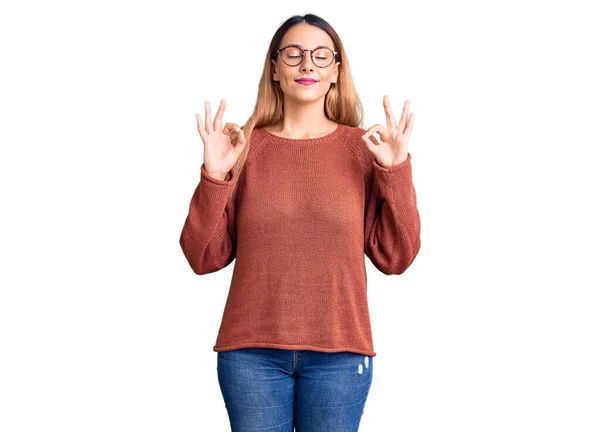 Mooie Jonge Vrouw Casual Kleding Bril Ontspannen Glimlachen Met Ogen — Stockfoto