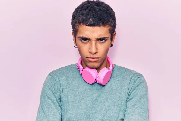 Joven Hombre Amerciano Africano Escuchando Música Usando Auriculares Escépticos Nerviosos —  Fotos de Stock