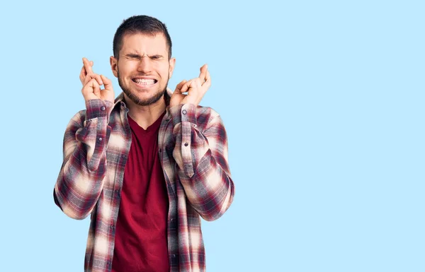 Ein Junger Gutaussehender Mann Lässigem Hemd Gestikuliert Mit Erhobenem Zeigefinger — Stockfoto