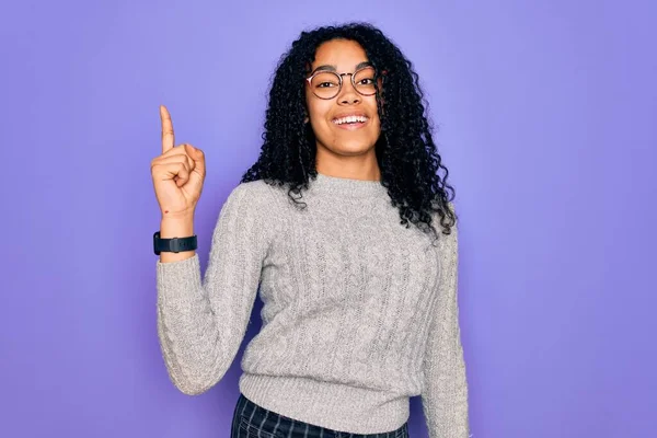 Młoda Afroamerykanka Ubrana Luźny Sweter Okulary Fioletowym Tle Wskazująca Palcem — Zdjęcie stockowe
