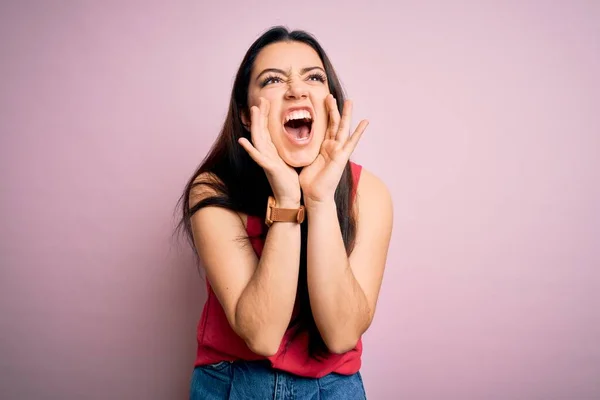 Giovane Donna Bruna Che Indossa Camicia Estiva Casual Sfondo Rosa — Foto Stock