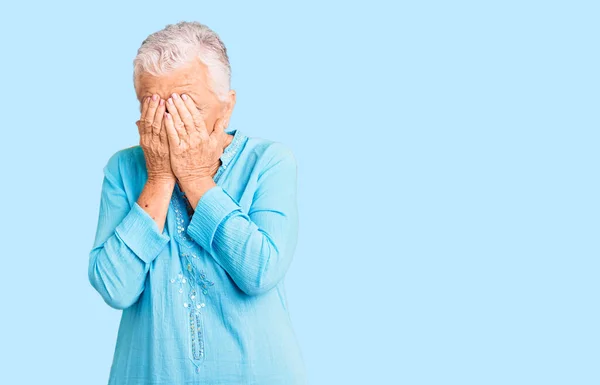 Senior Mooie Vrouw Met Blauwe Ogen Grijs Haar Dragen Zomerjurk — Stockfoto