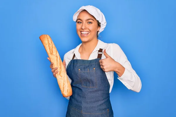 Junge Schöne Blonde Bäckerin Mit Blauen Augen Hält Laib Hausgemachtes — Stockfoto