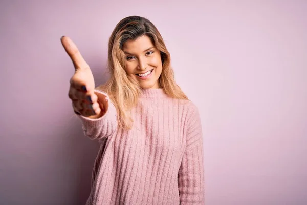 Jonge Mooie Blonde Vrouw Draagt Casual Roze Trui Geïsoleerde Achtergrond — Stockfoto