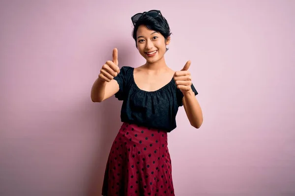 Ung Vacker Asiatisk Flicka Bär Casual Klänning Stående Över Isolerade — Stockfoto