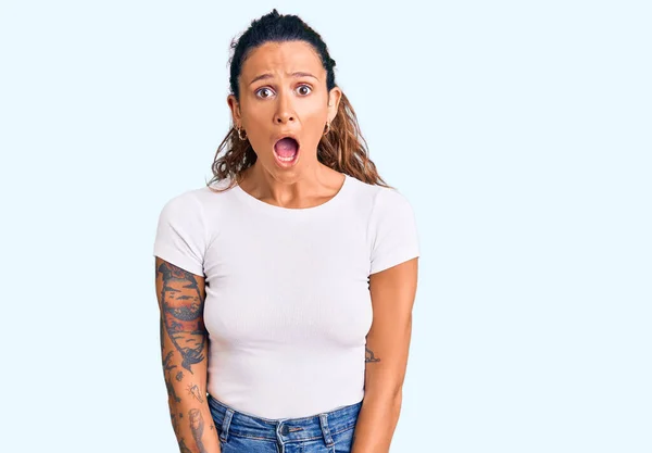 Junge Hispanische Frau Mit Tätowierung Trägt Legeres Weißes Shirt Angst — Stockfoto