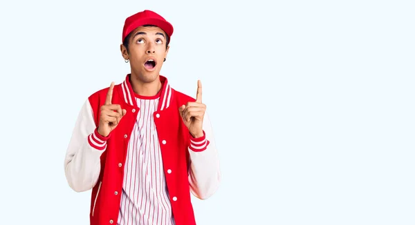 Joven Hombre Amerciano Africano Vistiendo Uniforme Béisbol Asombrado Sorprendido Mirando — Foto de Stock