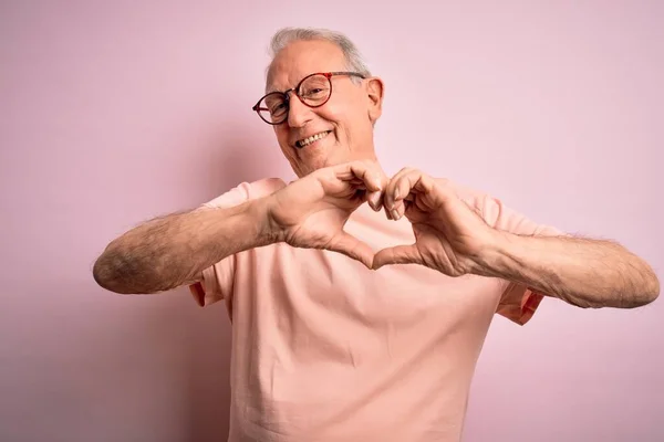 Grijs Harige Senior Man Met Een Bril Roze Geïsoleerde Achtergrond — Stockfoto