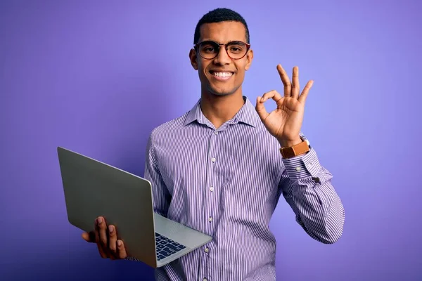 Joven Hombre Negocios Afroamericano Guapo Que Trabaja Con Ordenador Portátil —  Fotos de Stock