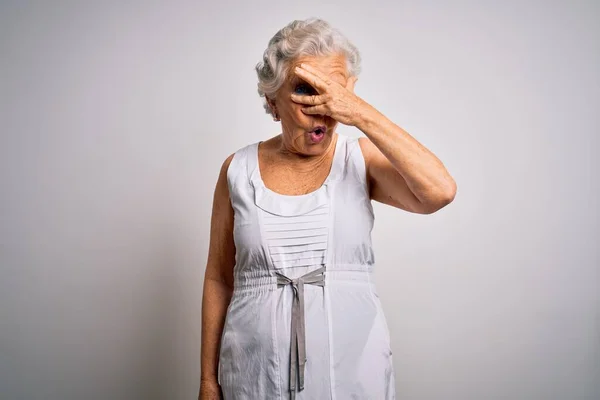Ältere Schöne Grauhaarige Frau Lässigem Sommerkleid Vor Weißem Hintergrund Die — Stockfoto