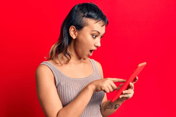 Young Woman Holding Touchpad Tablet Scared Amazed Open Mouth Surprise — Stock Photo, Image