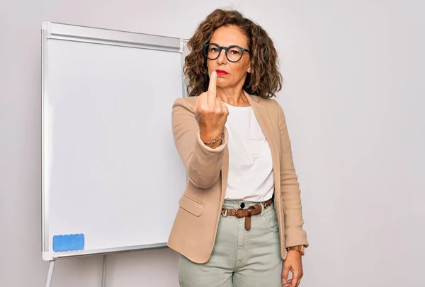 Mulher Negócios Sênior Meia Idade Apresentação Seminário Por Quadro Negro — Fotografia de Stock