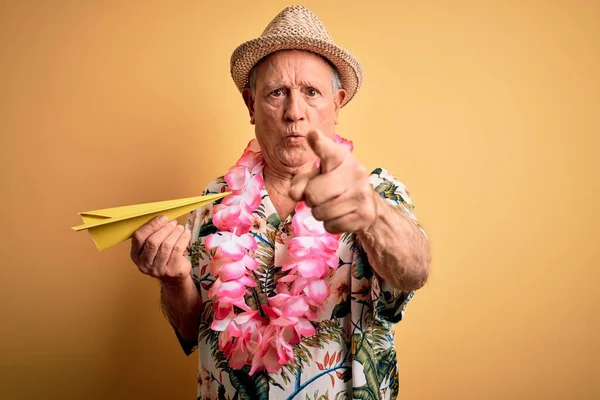 Γκρι Μαλλιά Ανώτερος Άνδρας Φορώντας Καλοκαιρινό Καπέλο Και Hawaiian Lei — Φωτογραφία Αρχείου