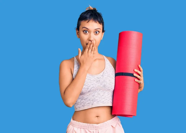 Giovane Donna Che Tiene Tappetino Yoga Che Copre Bocca Con — Foto Stock