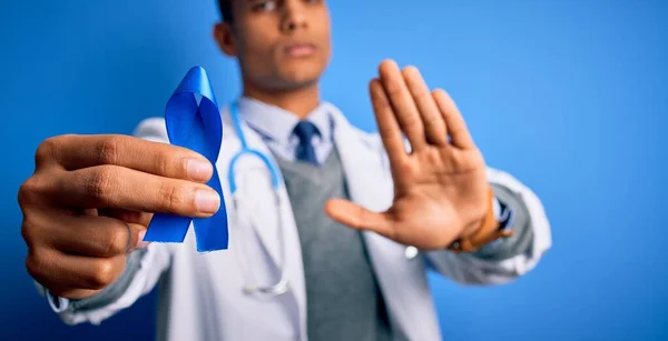 Joven Guapo Afroamericano Médico Hombre Sosteniendo Símbolo Cinta Cáncer Azul — Foto de Stock