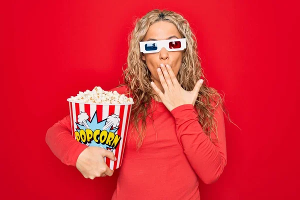 Молода Красива Блондинка Дивиться Фільм Використовуючи Окуляри Їдять Попкорн Покриваючи — стокове фото