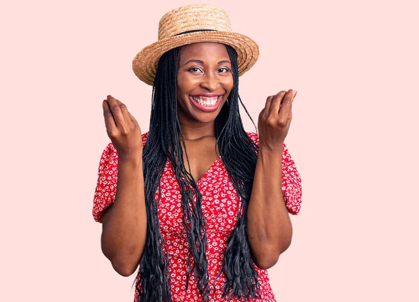 Genç Afrikalı Amerikalı Kadın Yaz Şapkası Takıyor Elleriyle Jest Yapıyor — Stok fotoğraf