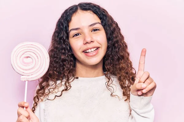 Bella Ragazza Con Capelli Ricci Che Tengono Lecca Lecca Sorridente — Foto Stock