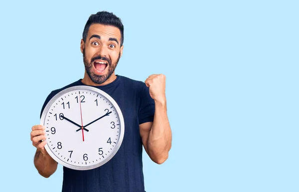 Junger Hispanischer Mann Mit Großer Uhr Schreit Stolz Und Feiert — Stockfoto