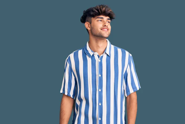 Junger Hispanischer Mann Lässiger Kleidung Der Mit Einem Lächeln Gesicht — Stockfoto