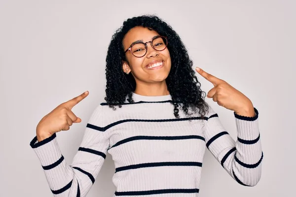 Jonge Afro Amerikaanse Vrouw Met Gestreepte Trui Bril Witte Achtergrond — Stockfoto