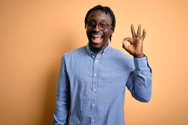 Joven Hombre Afroamericano Guapo Usando Camisa Gafas Sobre Fondo Amarillo — Foto de Stock