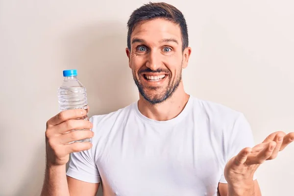 Junger Gutaussehender Mann Trinkt Flasche Wasser Zur Erfrischung Über Isoliertem — Stockfoto