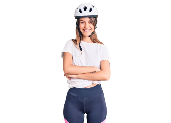 Mladá Krásná Dívka Cyklistické Helmě Šťastný Obličej Úsměvem Zkříženými Pažemi — Stock fotografie