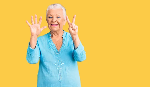 Senior Hermosa Mujer Con Ojos Azules Pelo Gris Con Vestido — Foto de Stock