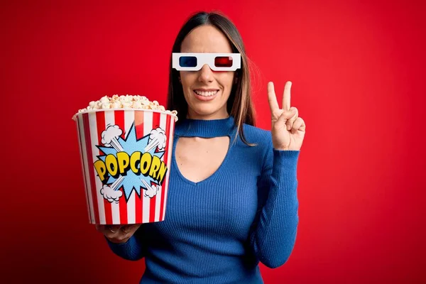 Giovane Donna Bionda Con Occhiali Mangiare Pacchetto Popcorn Guardando Film — Foto Stock