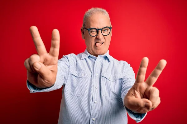 Middelbare Leeftijd Knappe Hijgende Man Met Casual Gestreepte Shirt Bril — Stockfoto