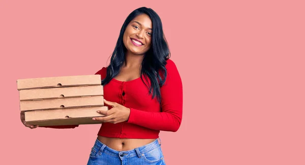 Mulher Hispânica Com Cabelos Longos Segurando Entrega Caixa Pizza Olhando — Fotografia de Stock