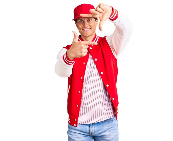 年轻英俊的男子身穿棒球服 面带微笑 手指手画脚 面带笑容 创意与摄影概念 — 图库照片