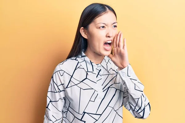 Jonge Mooie Chinese Vrouw Draagt Een Elegant Shirt Schreeuwend Schreeuwend — Stockfoto