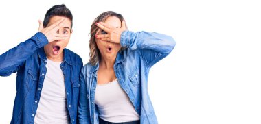 Sıradan kıyafetler giyen, şok içinde yüzlerini ve gözlerini kapayarak utanmış bir ifadeyle parmaklarının arasından bakan iki kadın.. 