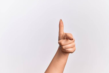 Kamerayı işaret eden, yönü seçen ve işaret eden beyaz genç bir kadının eli.