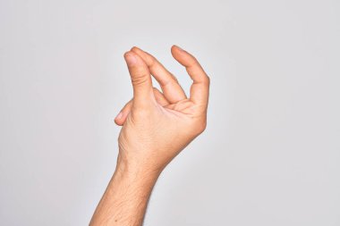 İzole edilmiş beyaz arka planda parmaklarını gösteren beyaz bir adam. Başarı için parmaklarını şıklatıyor, kolay ve el ile sembol işareti işareti yapıyor.