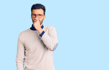 Zarif kıyafetler ve gözlük takan genç, yakışıklı İspanyol adam pis ve iğrenç bir koku alıyor. Nefesini burnunda tutuyor. Kötü kokuyor. 